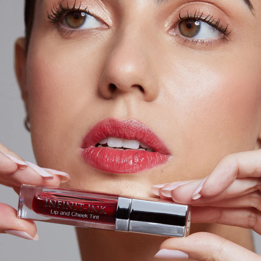 2-Infinit-ink-tinta-roja-para-labios-y-mejillas-maquillaje-natural-tinta-para-labios-mate-con-acido-hialuronico.webp